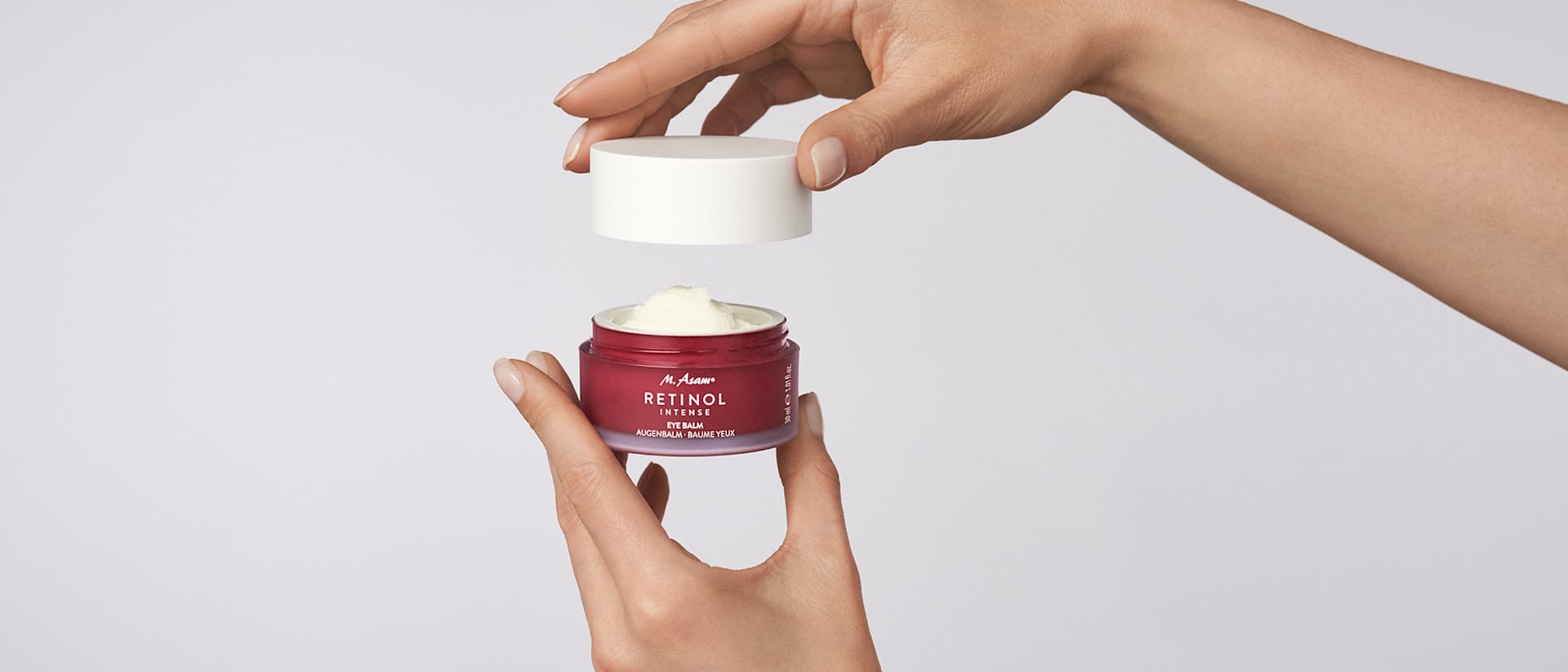 Frau hält die Retinol Intense Augencreme von M.Asam in den Händen