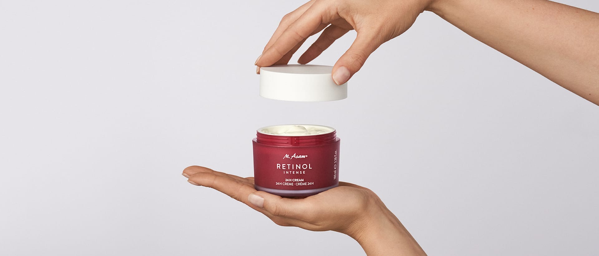 Frau hält die Retinol Intense 24 Stunden Creme von M.Asam in den Händen