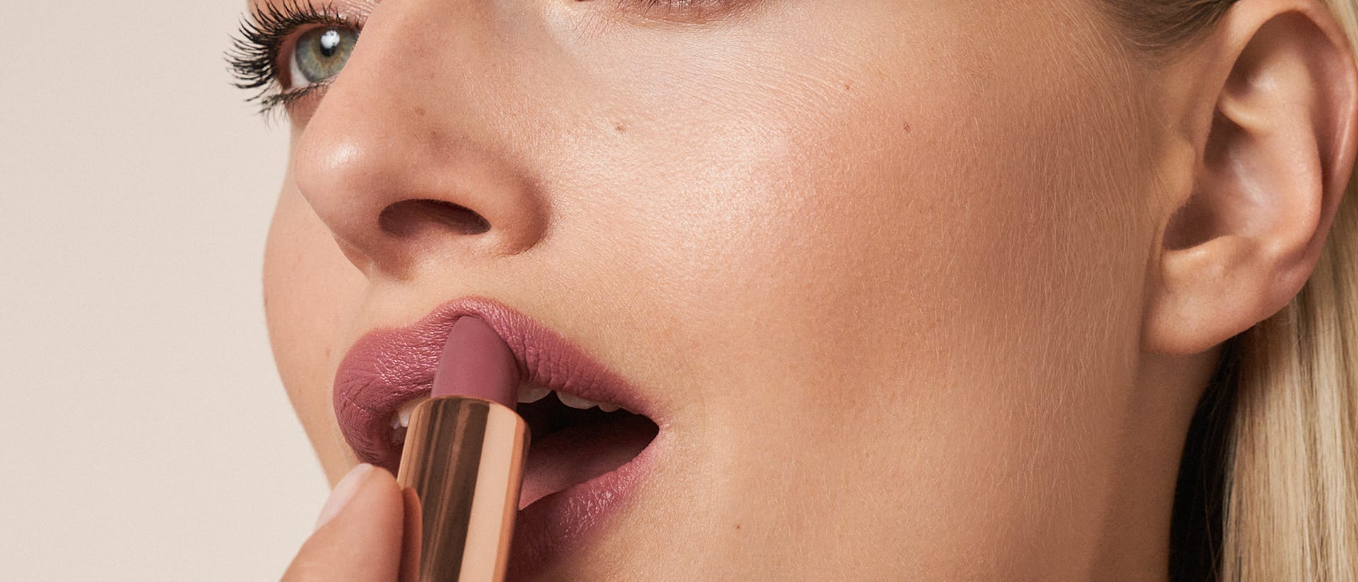 Frau trägt einen Lippenstift von M.Asam auf ihren Lippen auf