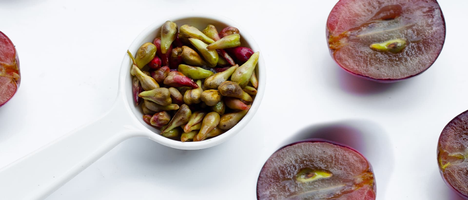 Halbierte Trauben und Traubenkerne