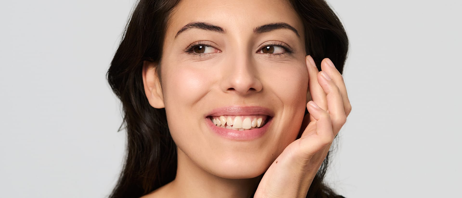 Beauty-Porträt mit natürlichem Make-up und strahlendem Teint