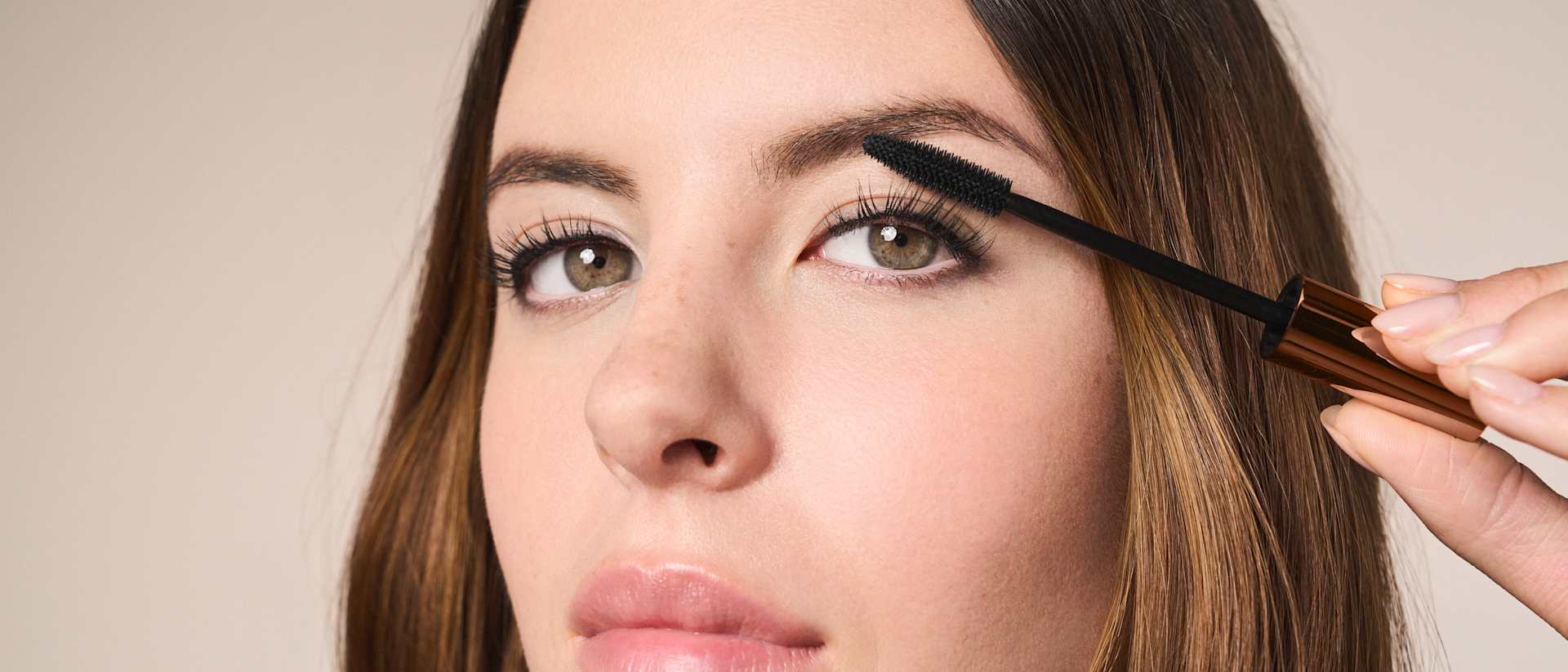 M. Asam MAGIC FINISH Grow & Tint Mascara in der Anwendung am Model