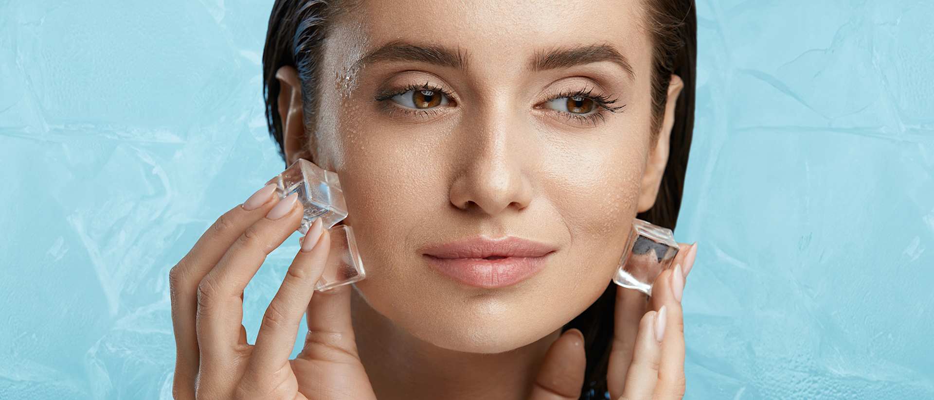 Beauty-Porträt Frau mit Eiswürfeln auf Gesicht zur Hautkühlung