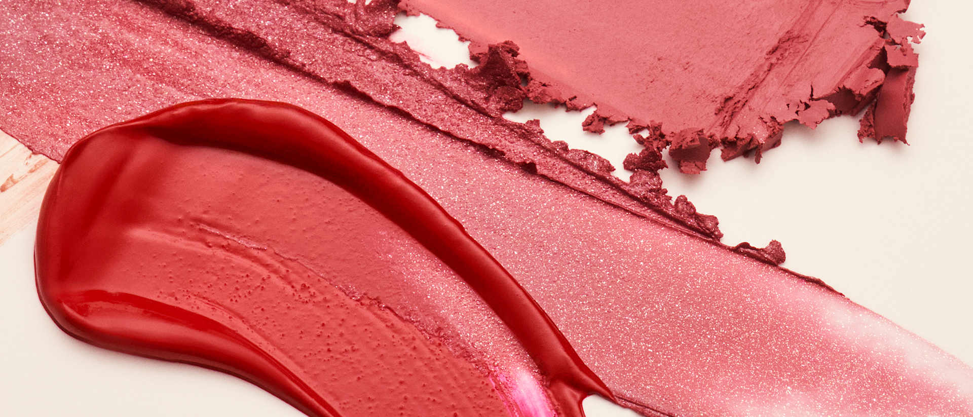 Roter Lippenstift Swatch und Texturaufnahme mit cremigem und pudrigem Finish