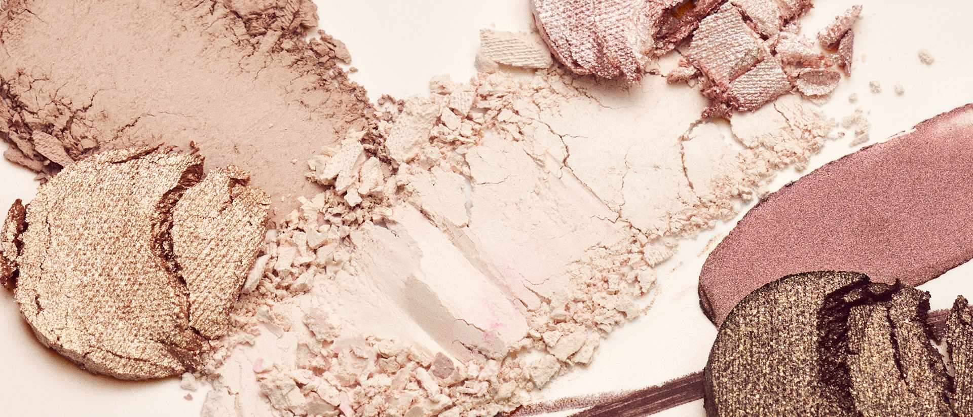 Zerdrückte Lidschatten als Texturaufnahme in Beige- und Rosétönen