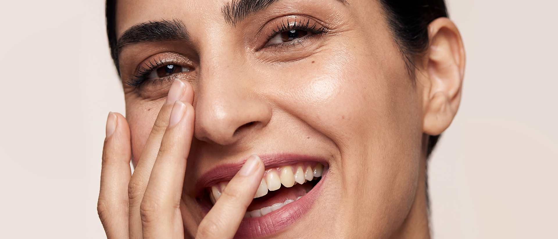 Beauty-Porträt mit natürlichem Make-up und strahlendem Teint