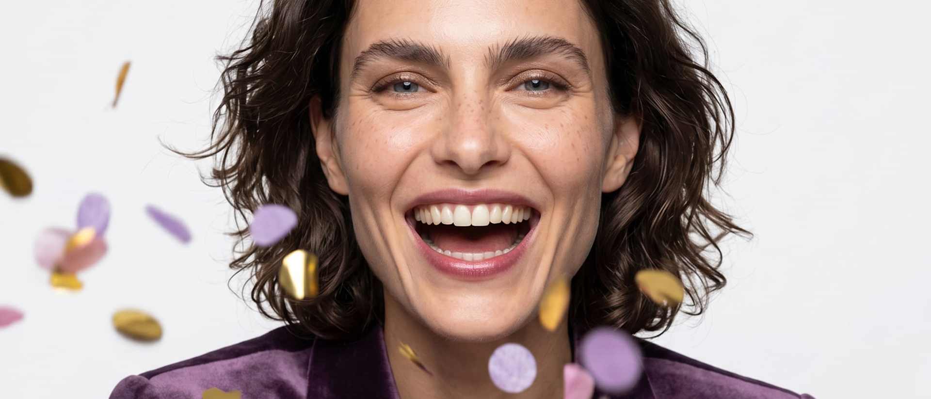 Beauty-Porträt mit lächelnder Frau und Konfetti, natürlicher Make-up-Look