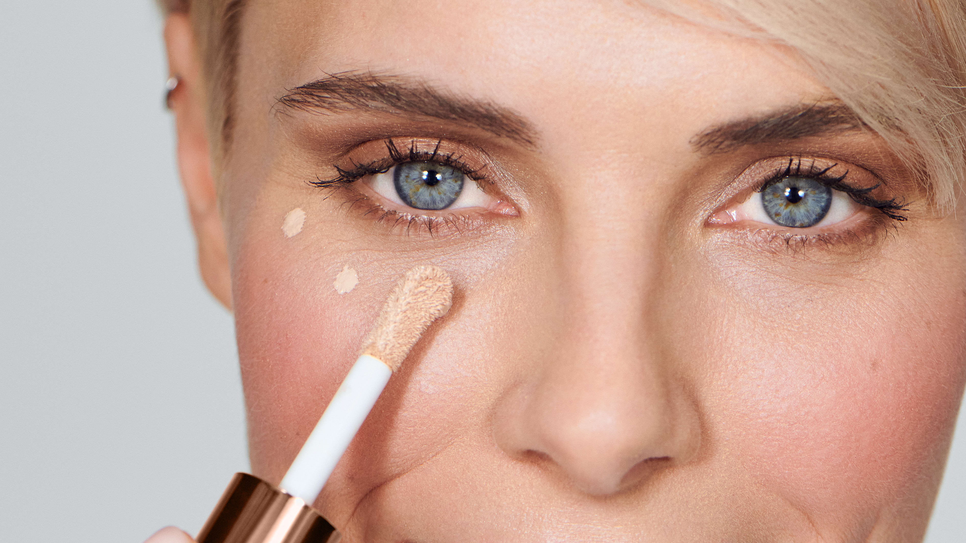 Frau trägt den Magic Finish Highclass Liquid Concealer von M.Asam auf ihre Augenringe uaf