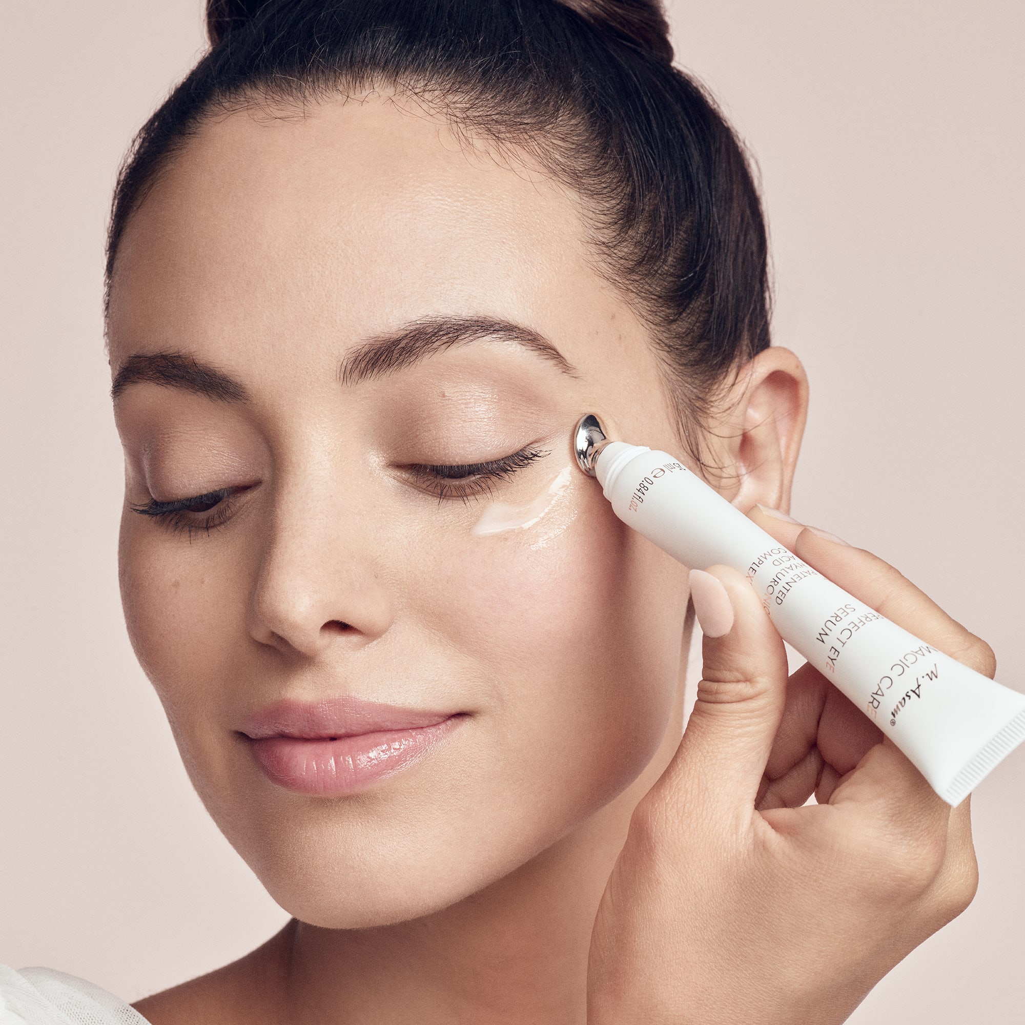 Frau trägt das Magic Care Perfect Eye von M.Asam mit dem integrierten Applikator auf die Augenpartie auf