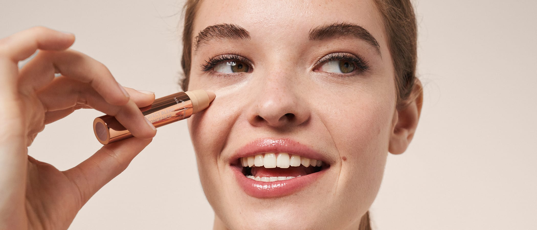 Frau trägt den Magic Finish Perfect Blend Concealer von M.Asam auf ihre Augenringe auf