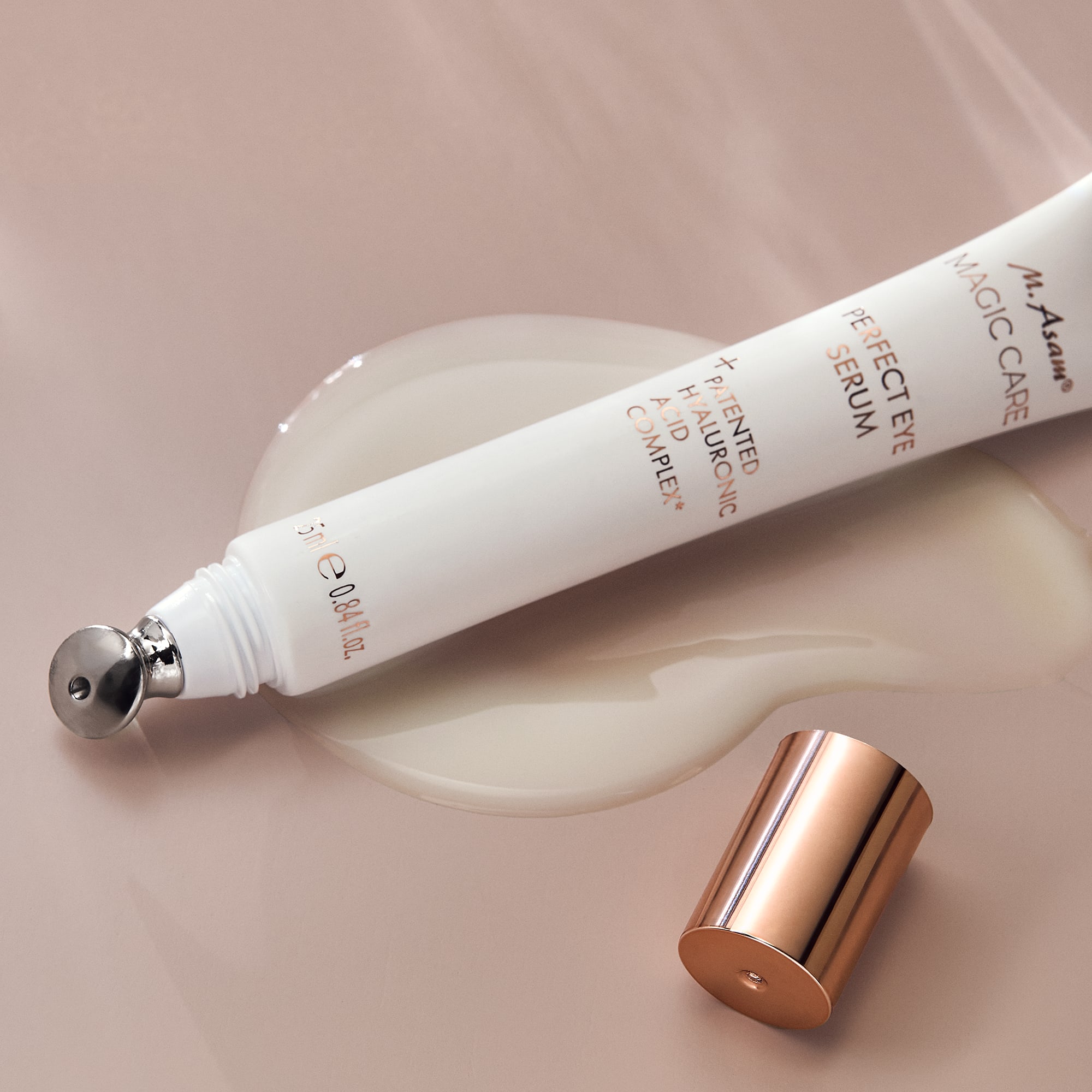 Swatch und Packmittel des Magic Care Perfect Eye Serum von M.Asam