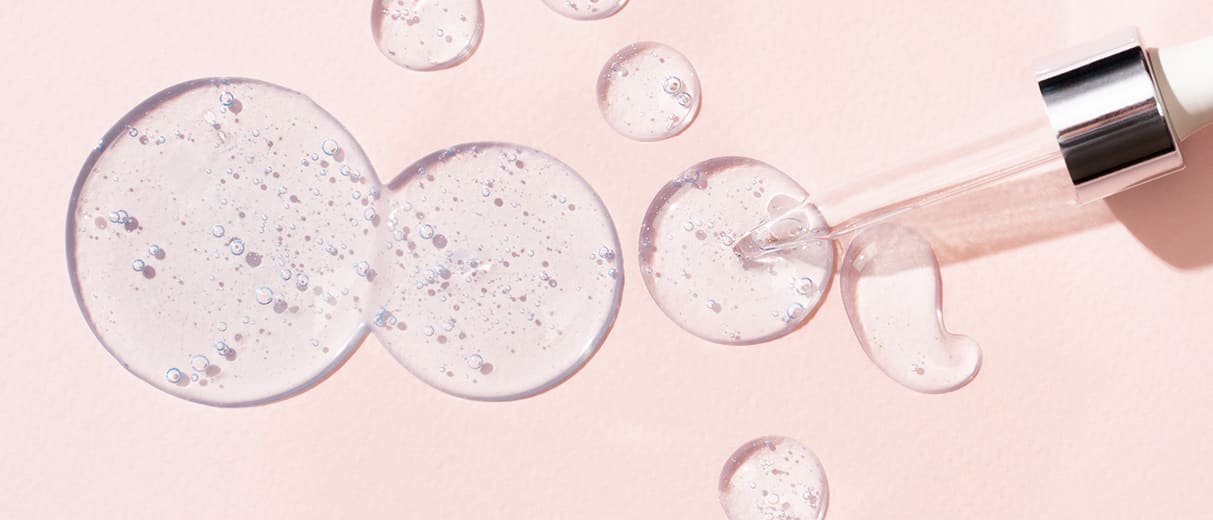 Pipette und Swatch einer Ampulle von M.Asam
