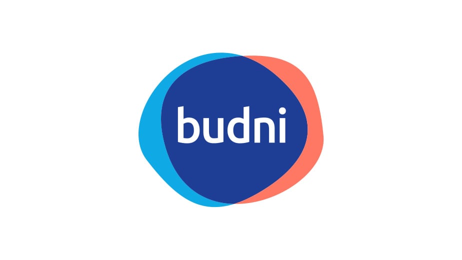 budni Logo mit weißem Schriftzug auf blauem Hintergrund mit farbiger Form