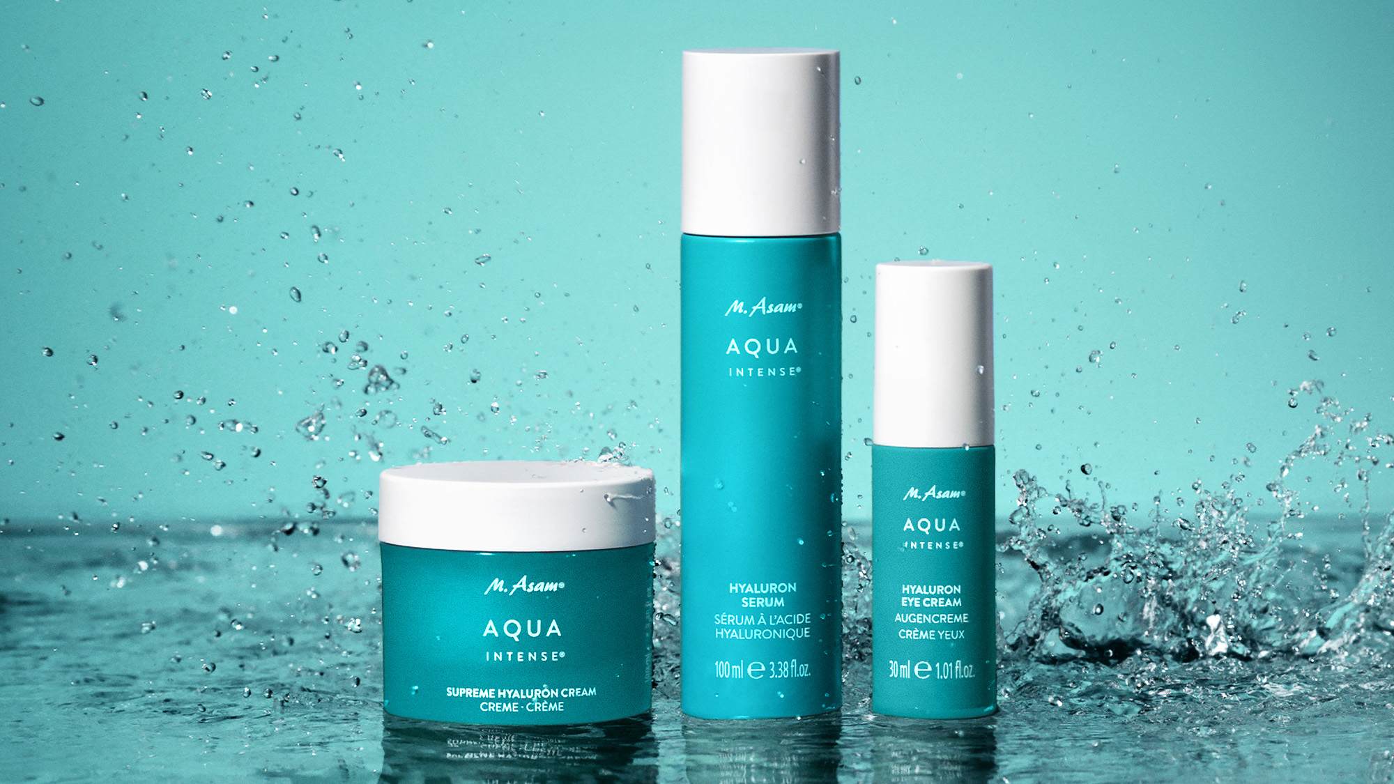 Image produit soins AQUA INTENSE avec crème, sérum et gel sur fond d’eau bleu