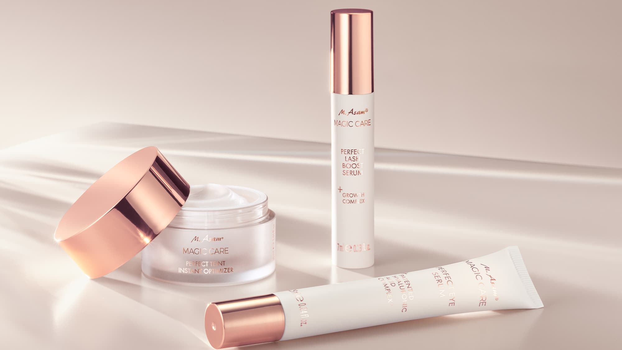 Image produit avec crème, sérum et tube, emballages cosmétiques clairs sur fond neutre