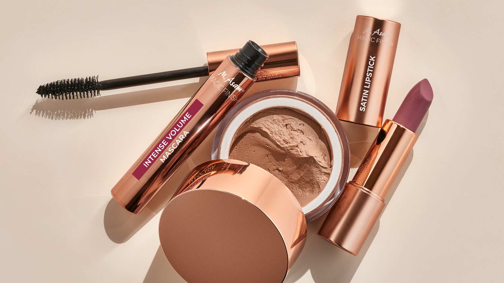 Image produit avec mascara, rouge à lèvres et poudre, disposés sur fond clair