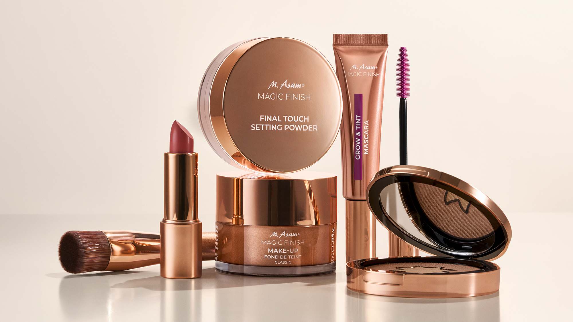 M. Asam MAGIC FINISH Mousse Produktbild mit Make-up und Lippenstift