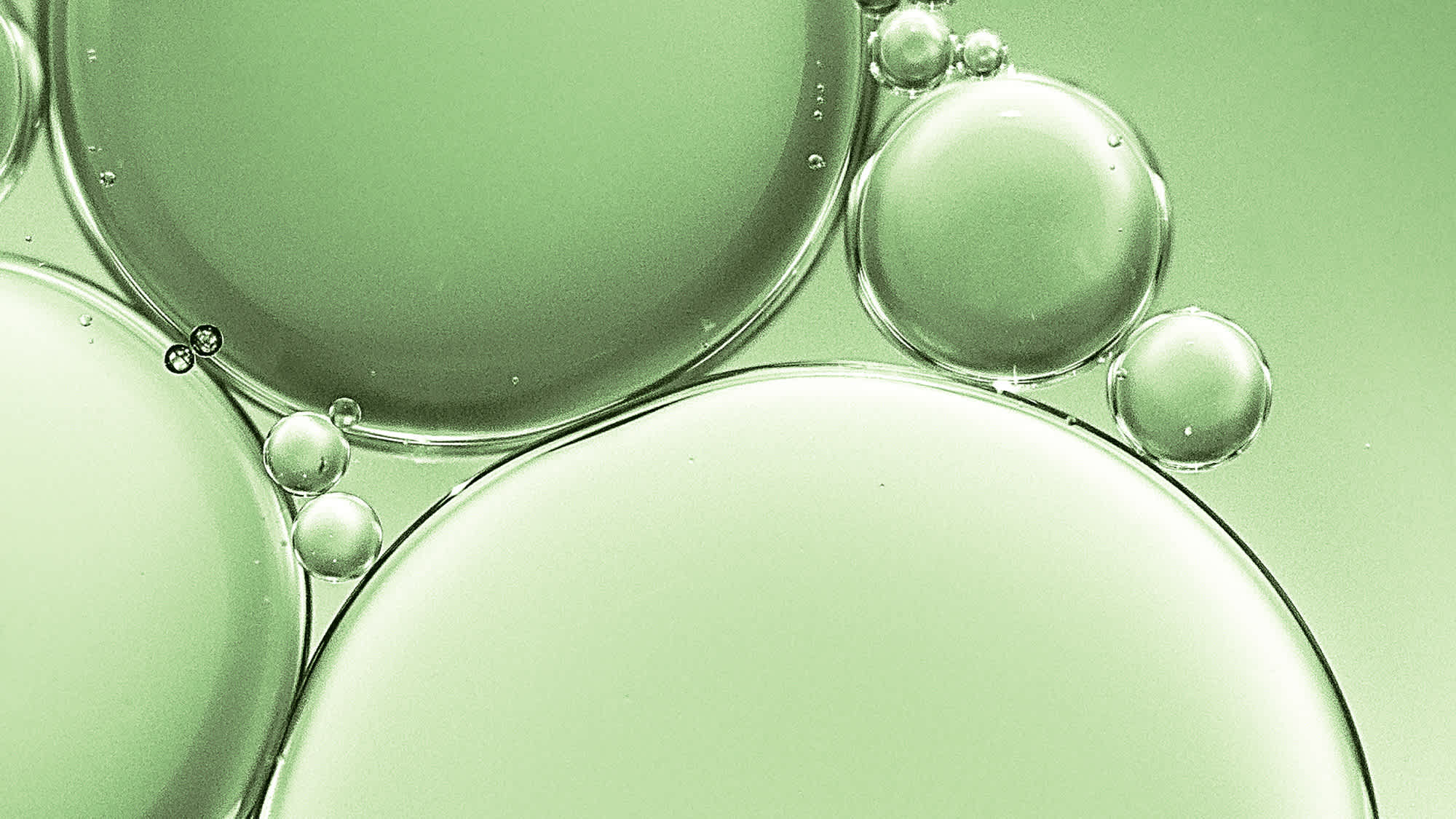 Texturaufnahme von grüner Serumflüssigkeit mit Blasen in Nahaufnahme