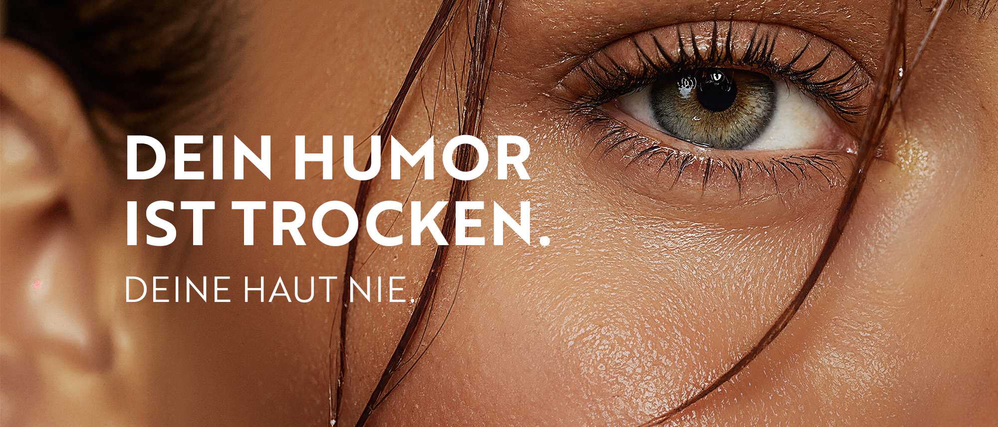 Beauty-Nahaufnahme Auge mit Text „Dein Humor ist trocken. Deine Haut nie.“