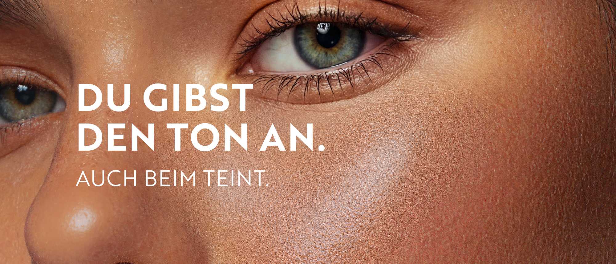 Beauty-Nahaufnahme Auge mit Text „Du gibst den Ton an. Auch beim Teint.“
