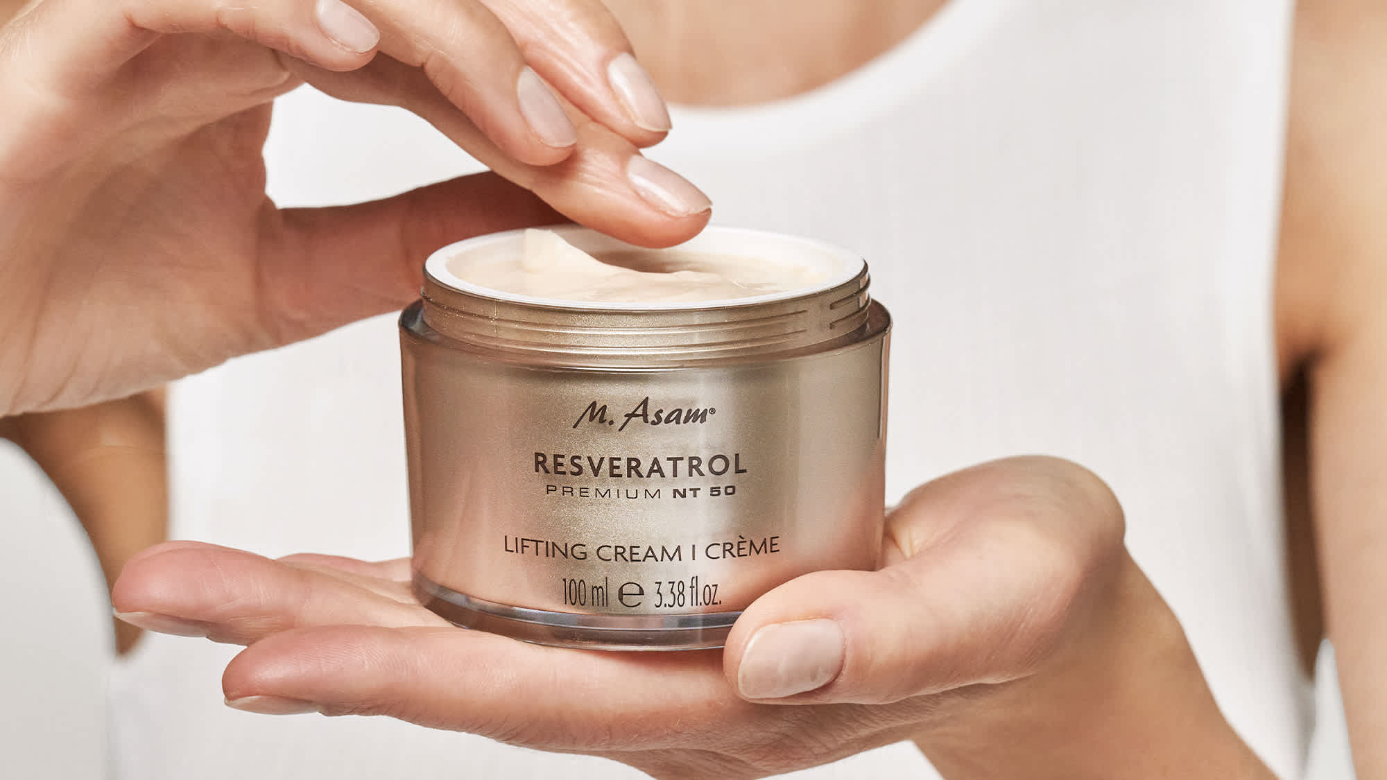M. Asam RESVERATROL PREMIUM Creme im Tiegel, Hände öffnen Deckel