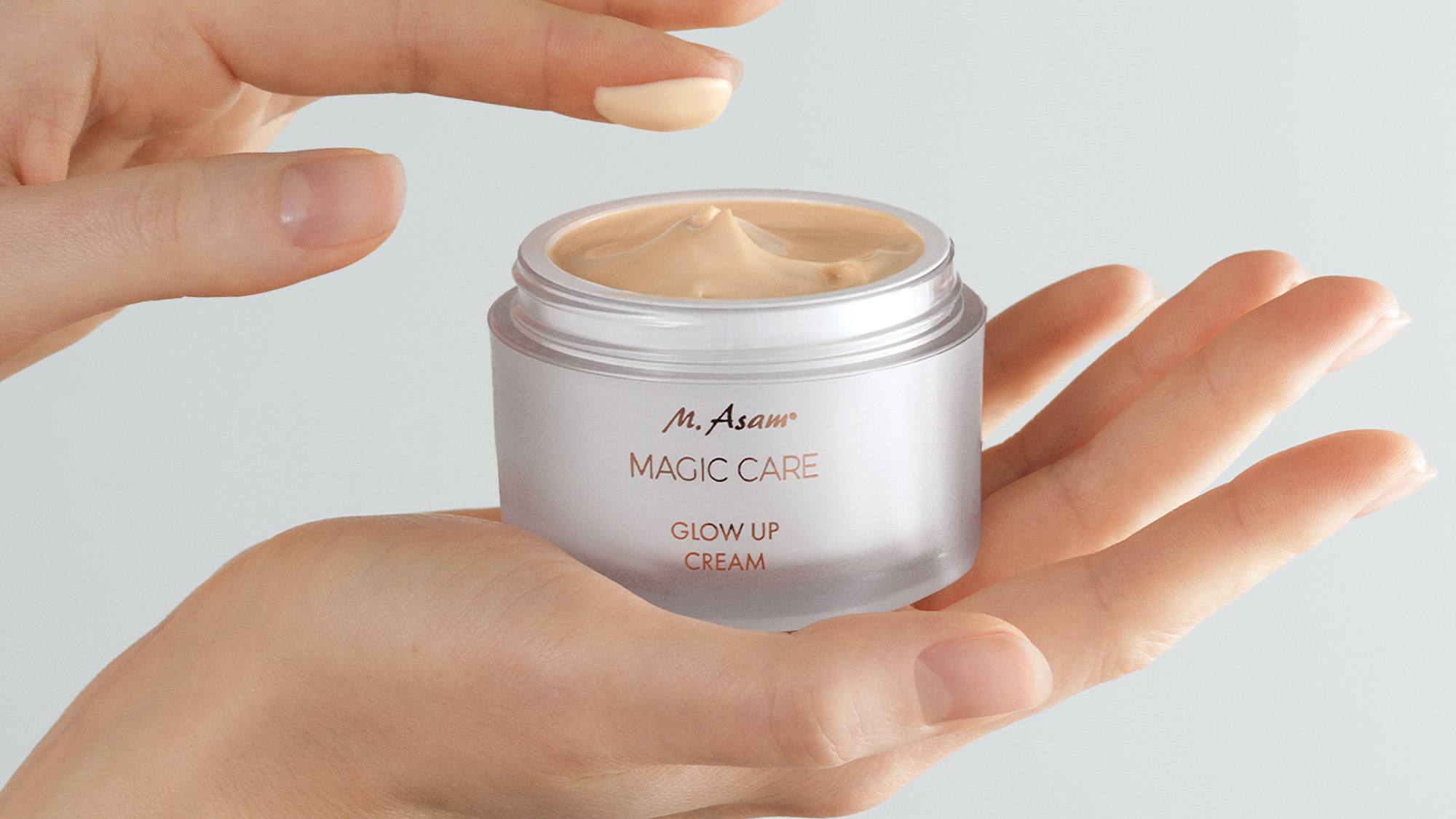 M. Asam MAGIC CARE Creme im Tiegel, geöffnet in Hand mit sichtbarer Textur