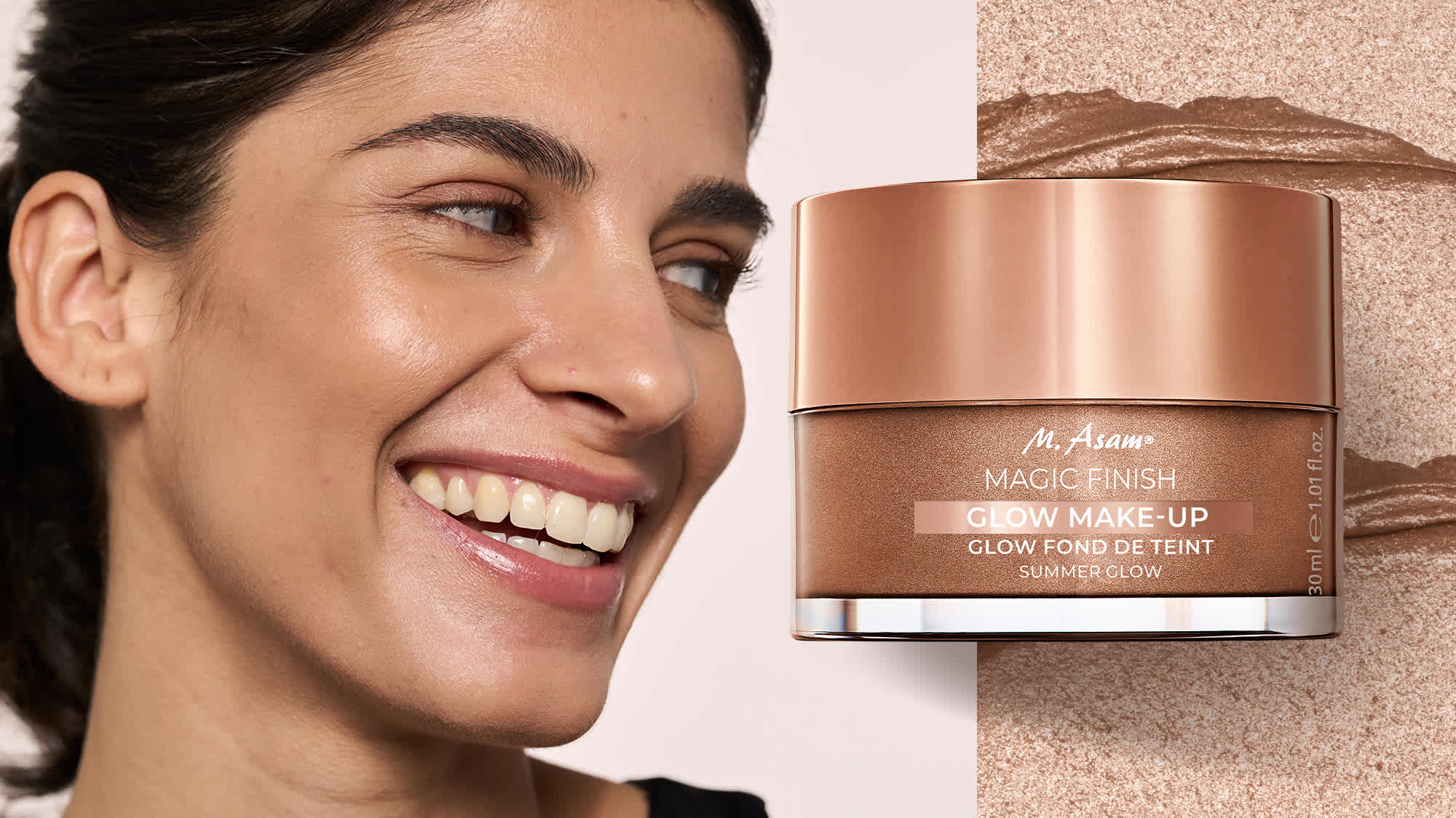 Lächelndes Model mit Tiegel von M. Asam MAGIC FINISH Make-up Mousse Summer Glow