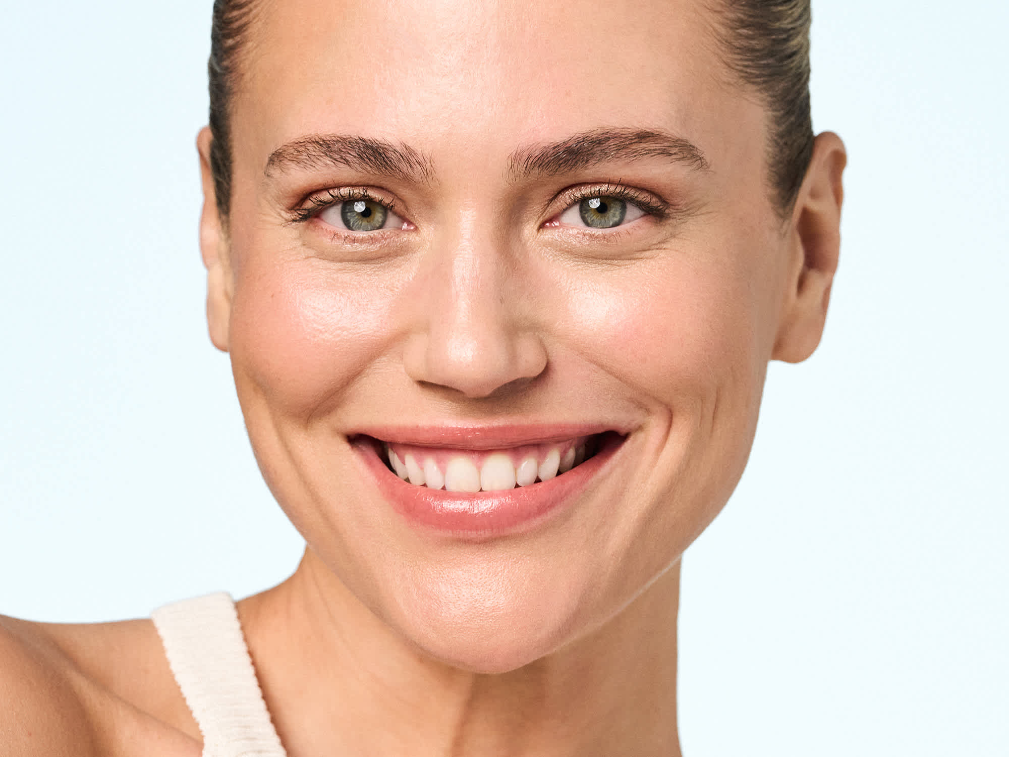 Portrait beauté au maquillage naturel et teint lumineux