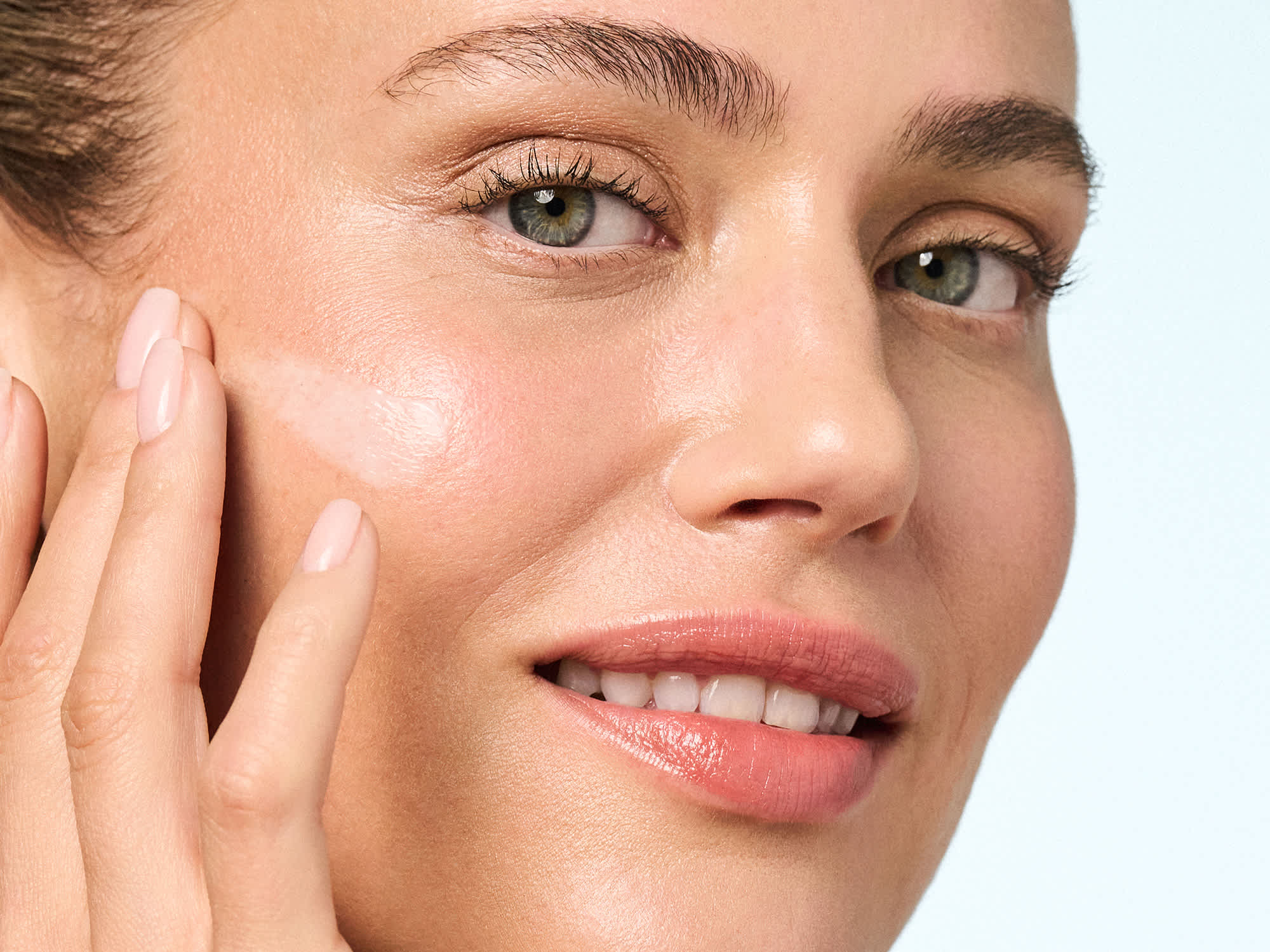 Portrait beauté au teint lumineux et maquillage naturel