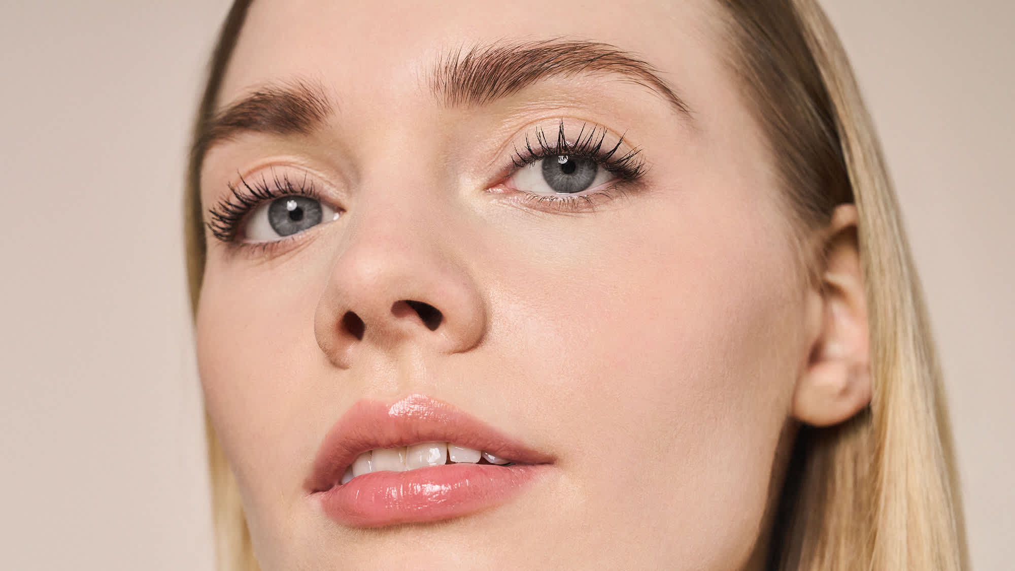Beauty-Porträt mit natürlichem Make-up und glowy Teint