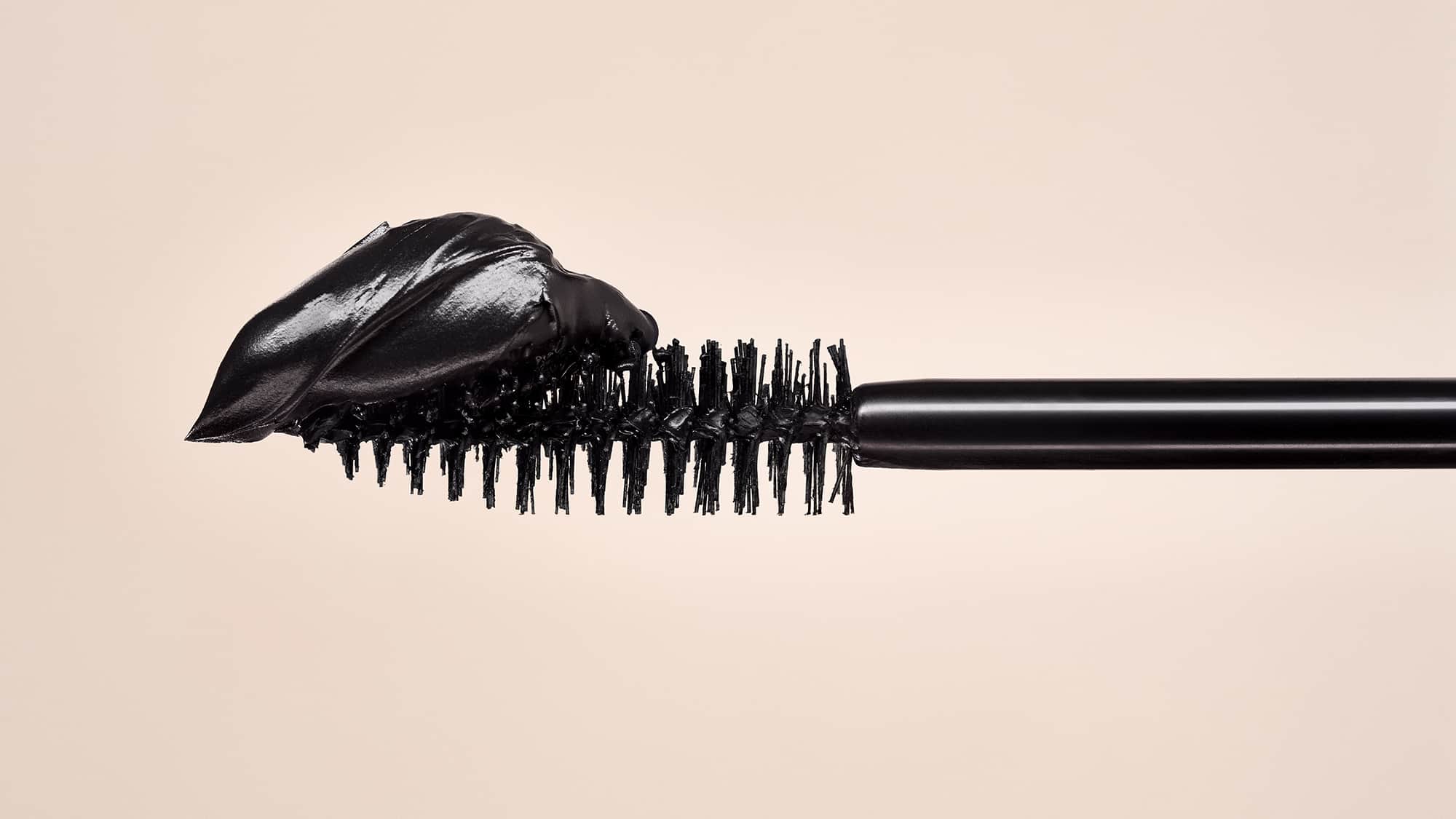 Mascara-Bürste mit schwarzer Textur als Produktdetail