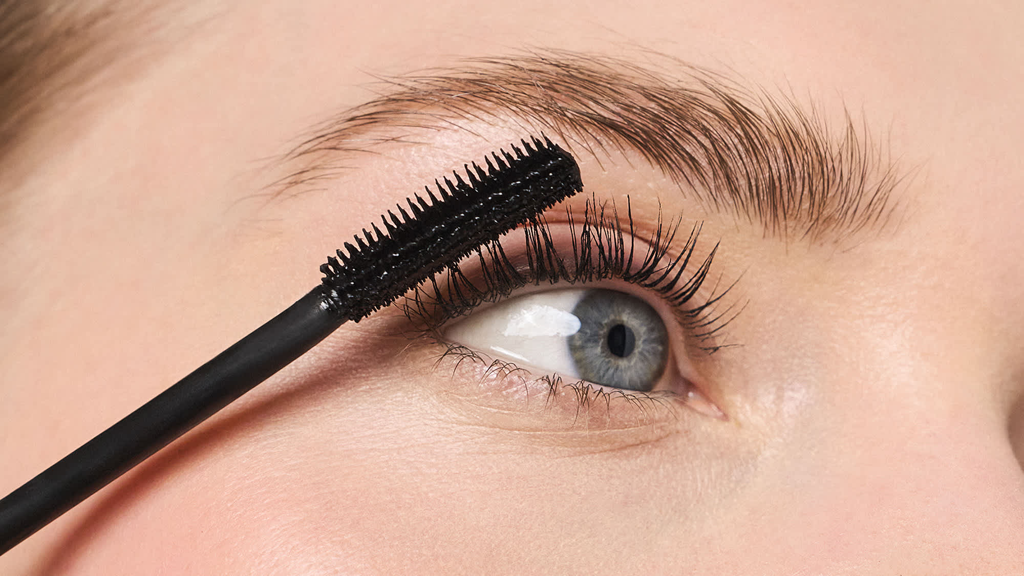 Mascara-Anwendung am Auge mit definierten Wimpern