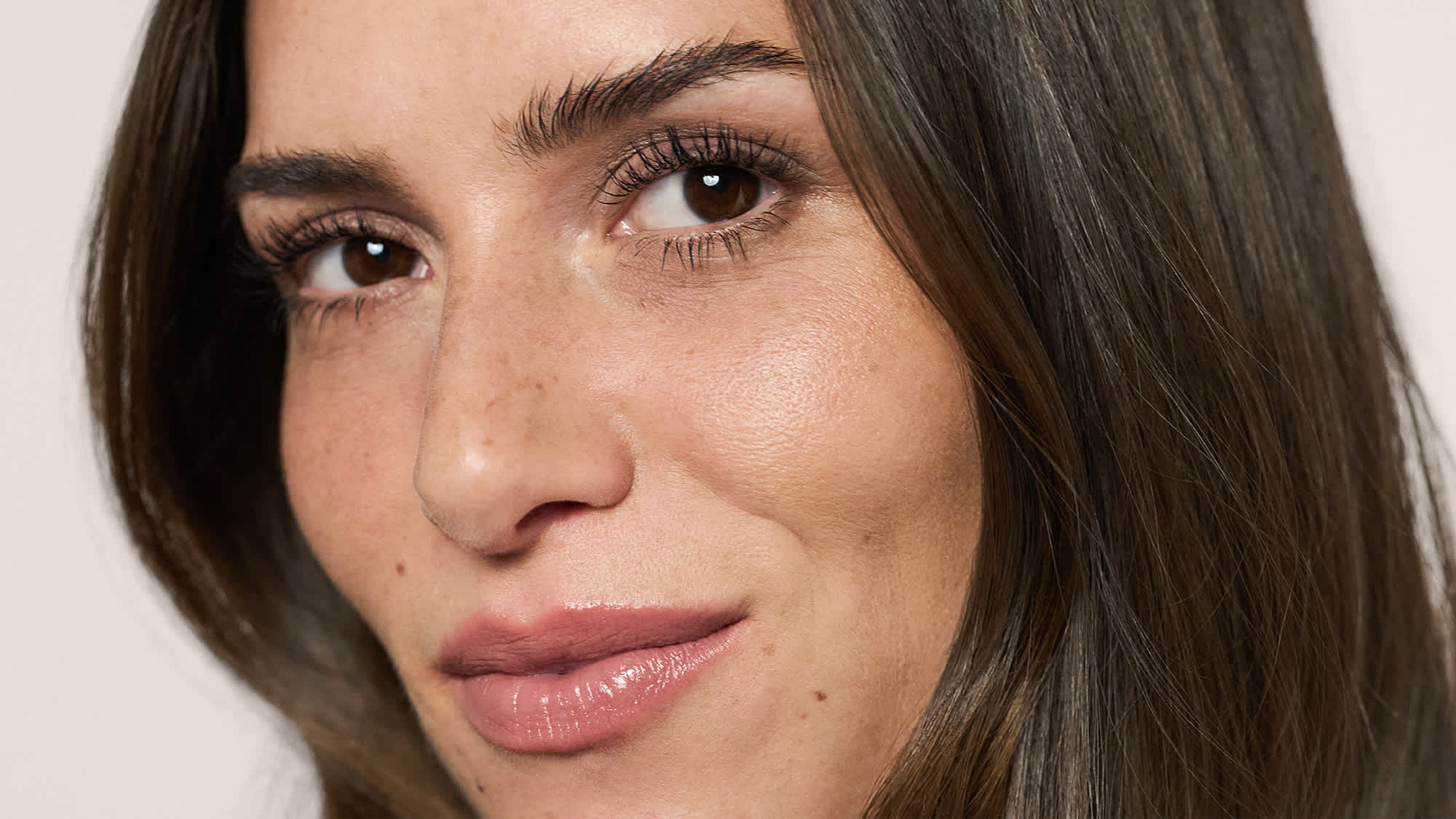 Beauty-Porträt mit definierten Wimpern und glänzenden rosa Lippen