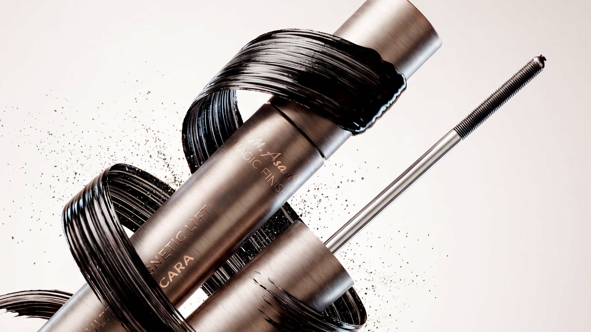 Produktbild einer Mascara mit Bürste und schwarzer Textur