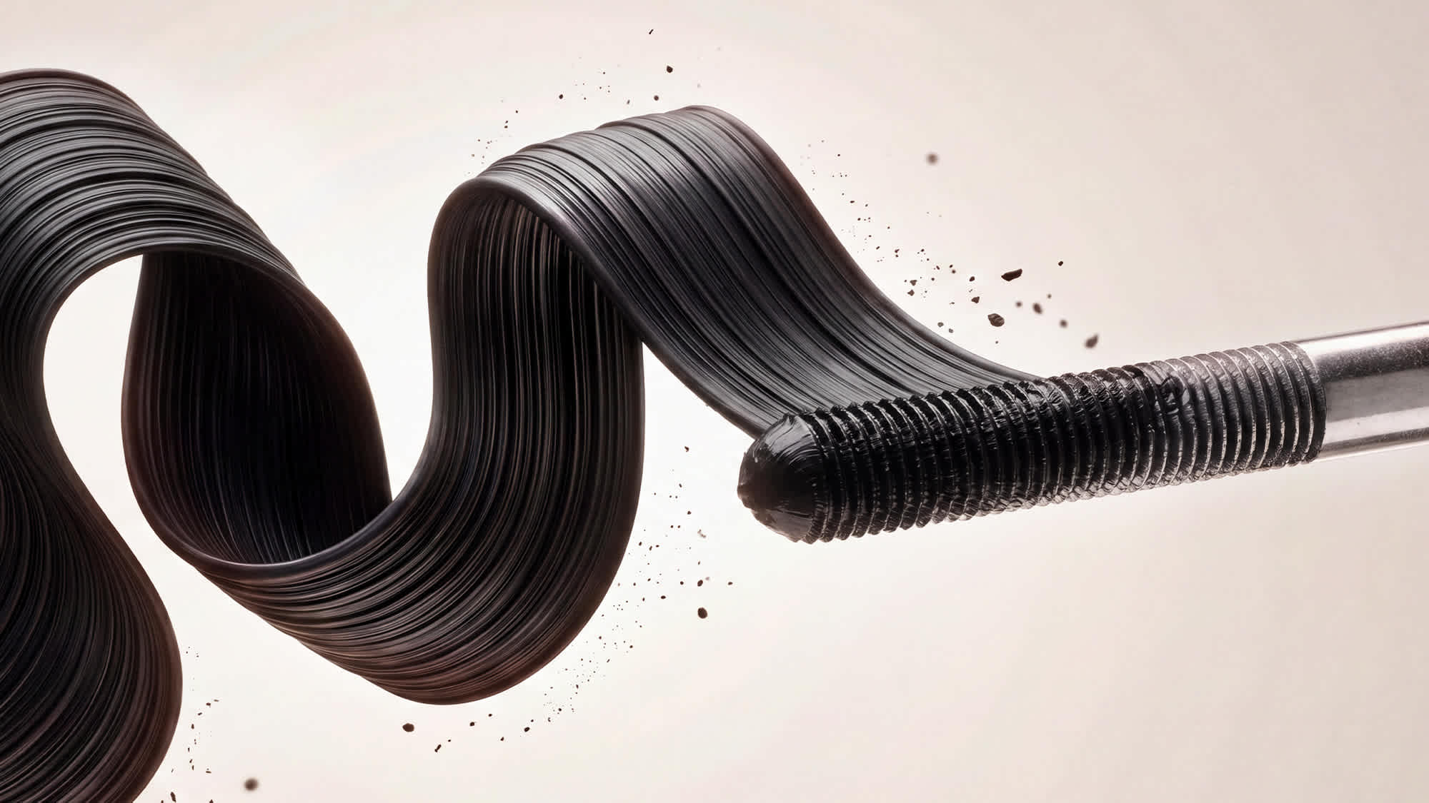 Mascara-Texturaufnahme mit schwarzer Textur und Bürste
