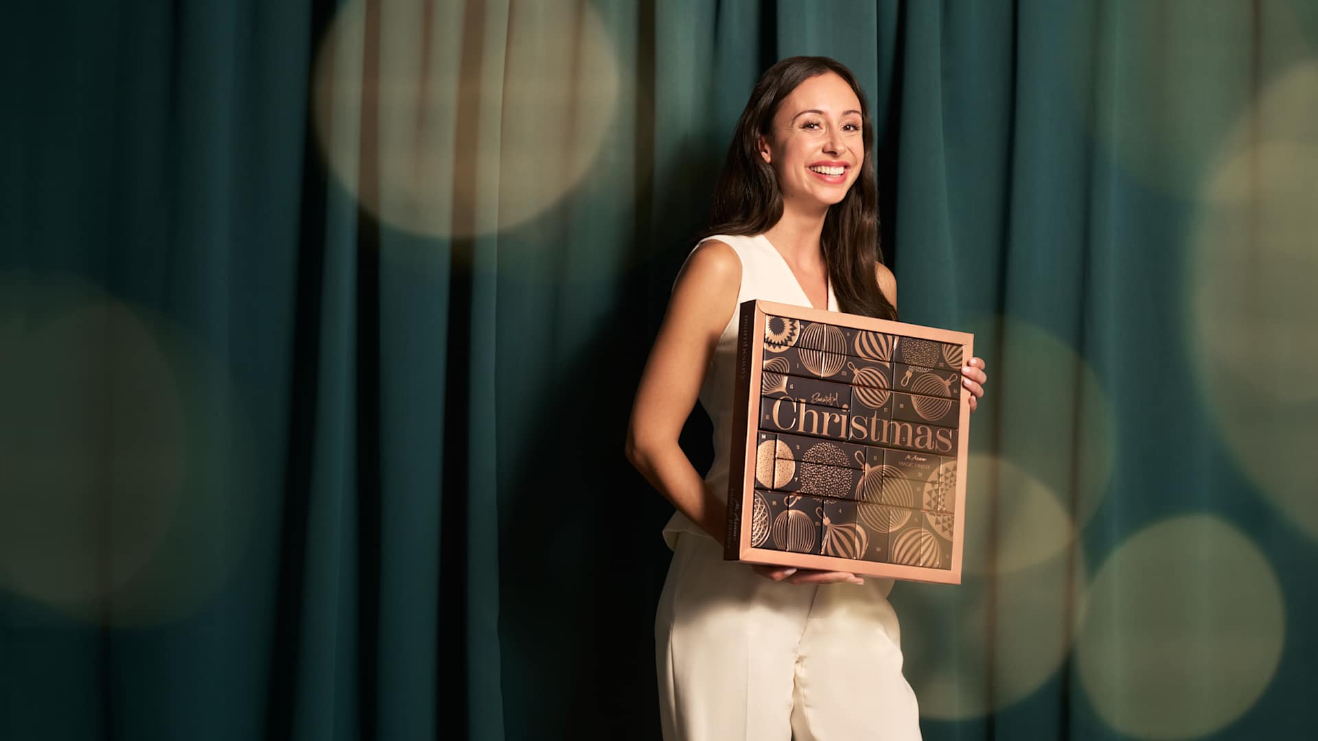 Frau mit Magic Finish Adventskalender in der Hand
