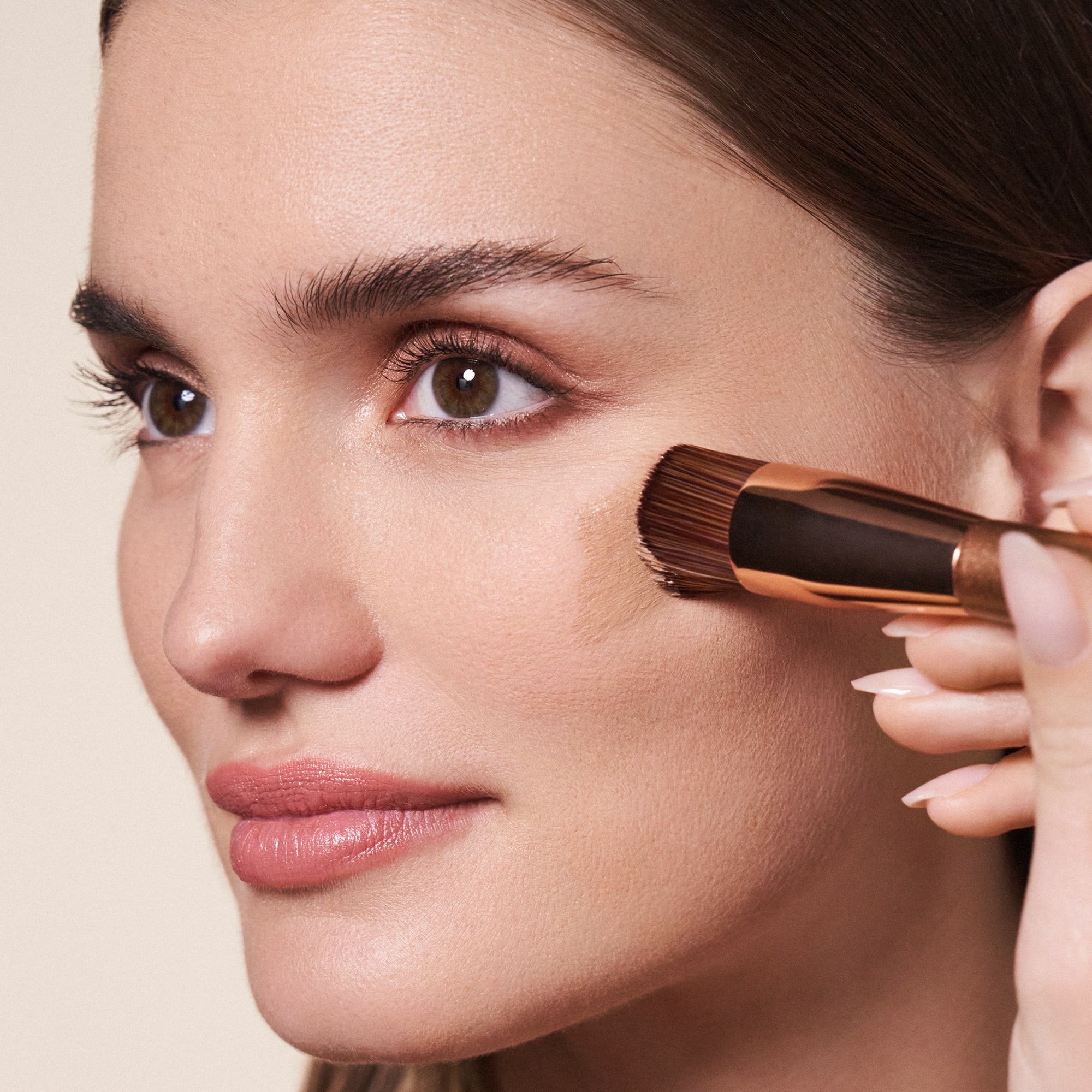 Découvrez la mousse de maquillage M.Asam ! Appliquez-le simplement sur votre soin de jour jusqu'à obtenir la couverture souhaitée. Grâce à sa texture particulière, le fond de teint s'applique rapidement et facilement avec les doigts, une éponge de maquillage ou un pinceau à fond de teint. Pour un fini parfait, nous recommandons la crème Glow Up de M. Asam MAGIC CARE comme base.