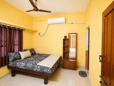 Cozy bedroom with wooden furnishings at Dils Break