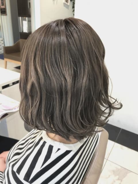 イルミナカラー 外人風 グレー アッシュ ブリーチ 黒髪卒業のヘアカタログ一覧 ヘアサロン 美容院 Ash オフィシャルサイト