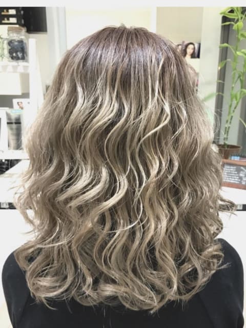 イルミナカラー ハイライト グラデーション ウェーブ ミルクティー アッシュ 外人風のヘアカタログ一覧 ヘアサロン 美容院 Ash オフィシャルサイト