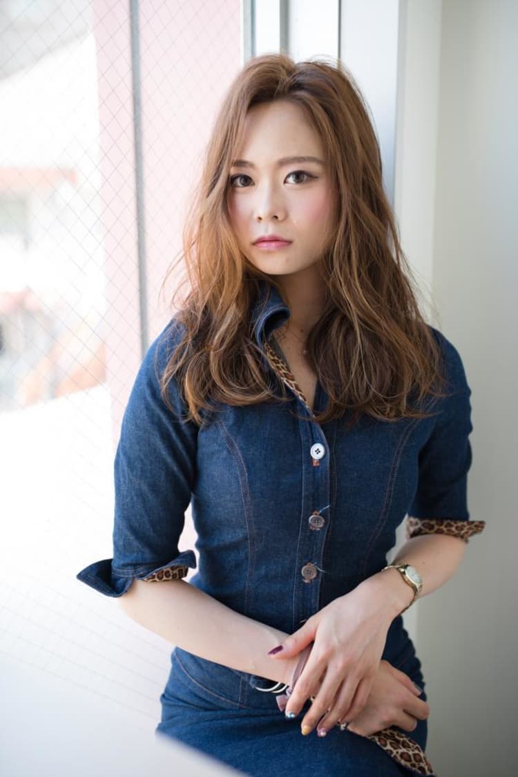 かきあげバングのロングローレイヤー ヘアカタログ ヘアサロン 美容院 Ash オフィシャルサイト かきあげバングのロングローレイヤー ヘアカタログ ヘアサロン 美容院 Ash オフィシャルサイト