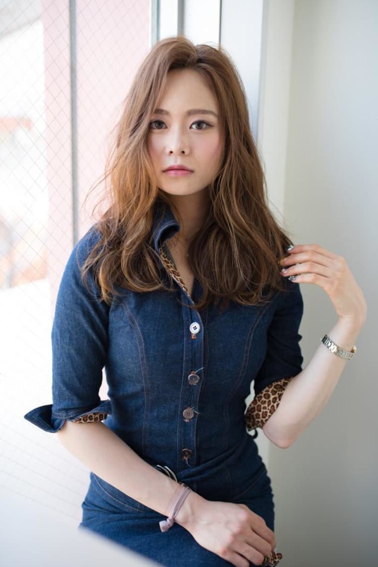 かきあげバングのロングローレイヤー ヘアカタログ ヘアサロン 美容院 Ash オフィシャルサイト かきあげバングのロングローレイヤー ヘアカタログ ヘアサロン 美容院 Ash オフィシャルサイト