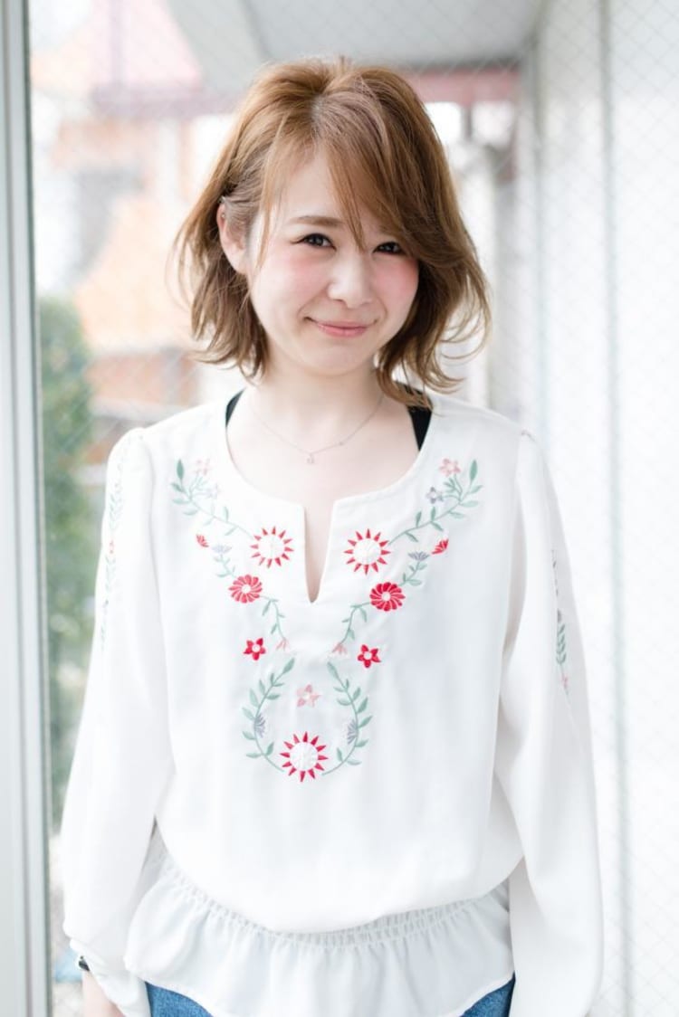 丸顔でも似合う流しバングのミディアムレイヤー ヘアカタログ ヘアサロン 美容院 Ash オフィシャルサイト 丸顔でも似合う流しバングのミディアムレイヤー ヘアカタログ ヘアサロン 美容院 Ash オフィシャルサイト