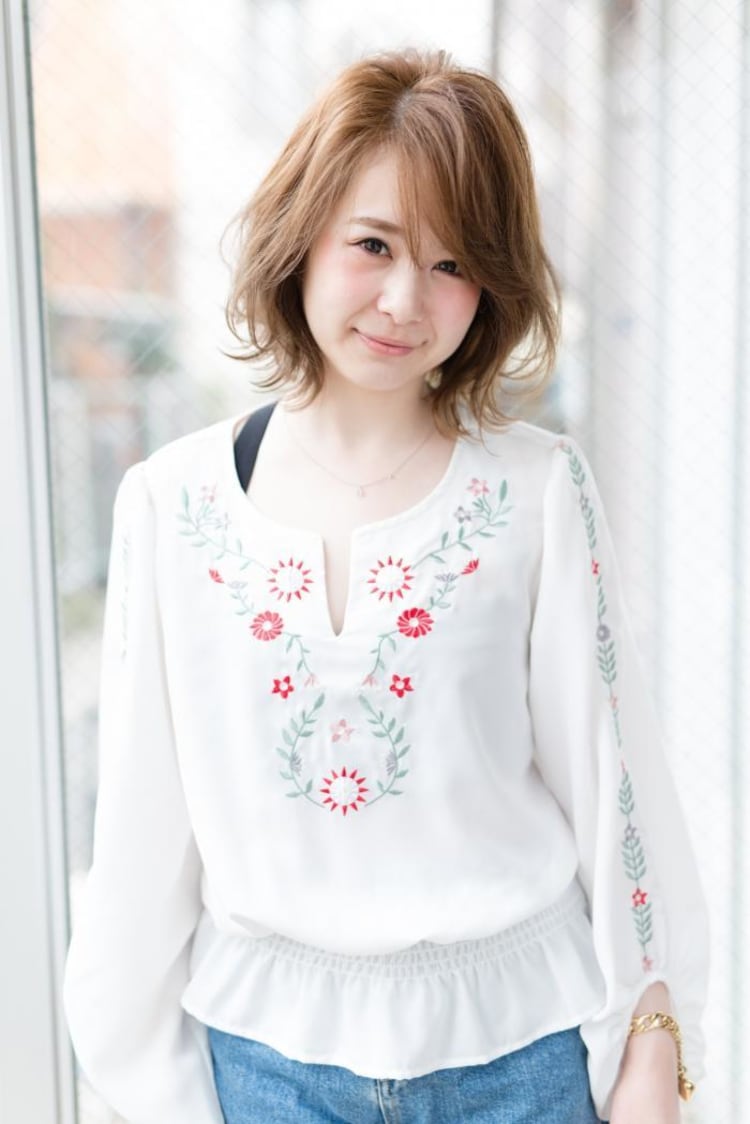 丸顔でも似合う流しバングのミディアムレイヤー ヘアカタログ ヘアサロン 美容院 Ash オフィシャルサイト