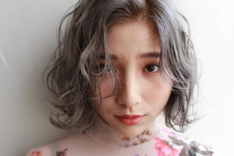 ハイトーンアッシュグレー 外はねウェーブ ヘアカタログ Ash 中目黒店 高橋 臣介 ヘアサロン 美容院 Ash オフィシャルサイト