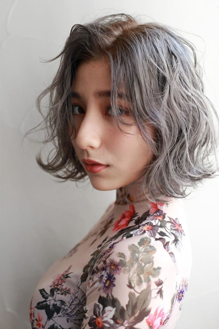 ハイトーンアッシュグレー 外はねウェーブ ヘアカタログ Ash 中目黒店 高橋 臣介 ヘアサロン 美容院 Ash オフィシャルサイト