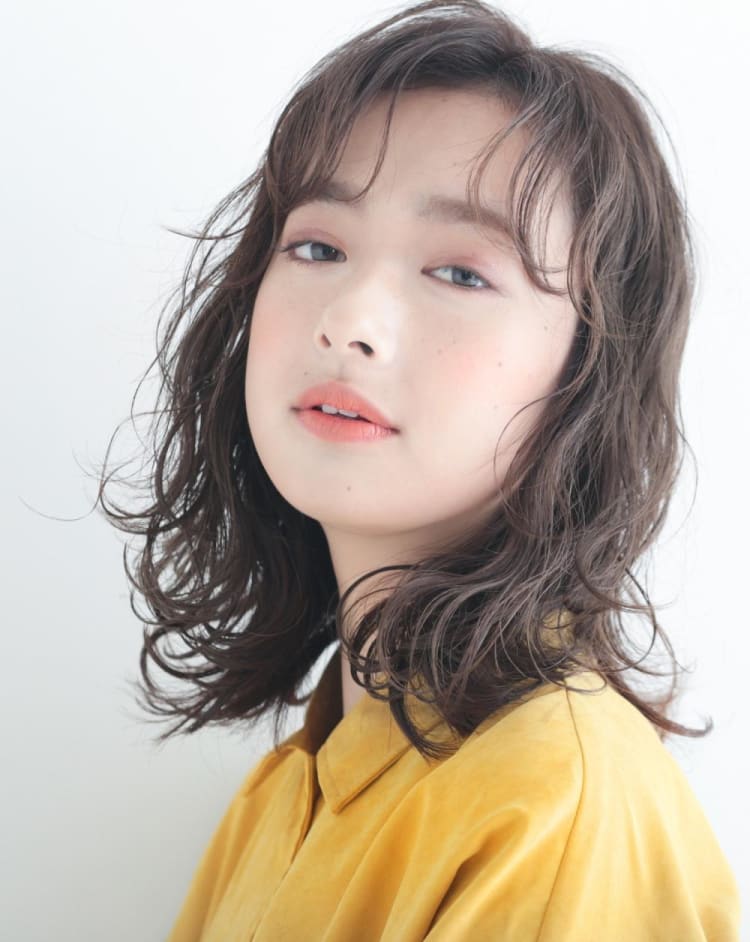 イルミナヌードでつくる透明感 波ウェーブのミディアムスタイル ヘアカタログ Ash 駒沢大学店 Ash 駒沢大学店 ヘアサロン 美容院 Ash オフィシャルサイト