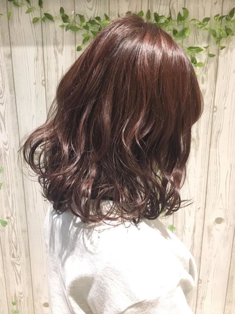 イルミナカラーでつくるコーラルピンクの外国人風ウェーブヘア ヘアカタログ Ash 自由が丘店 遠藤 まりえ ヘアサロン 美容院 Ash オフィシャルサイト イルミナカラーでつくるコーラルピンクの外国人風ウェーブヘア ヘアカタログ Ash 自由が丘店 遠藤 まりえ ヘアサロン 美容院 Ash オフィシャルサイト