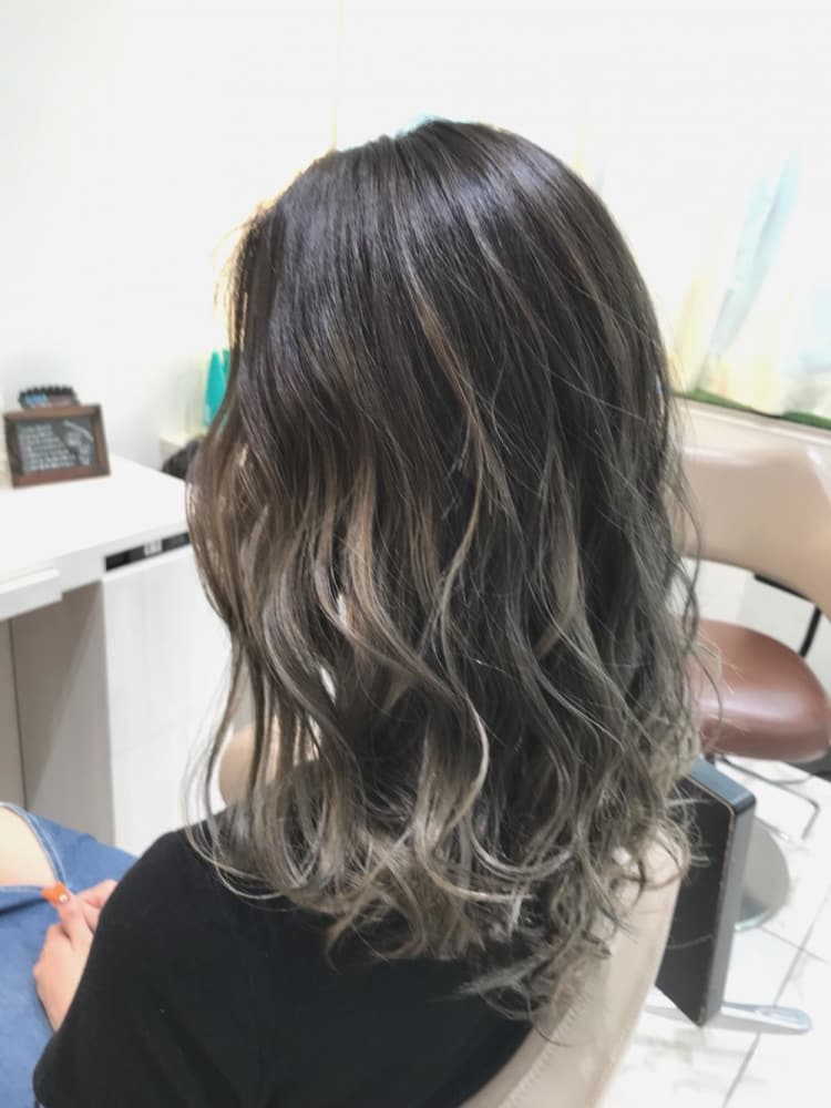 グレージュ ハイライトグラデーションカラー ヘアカタログ Ash 大宮店 山崎 俊輔 ヘアサロン 美容院 Ash オフィシャルサイト