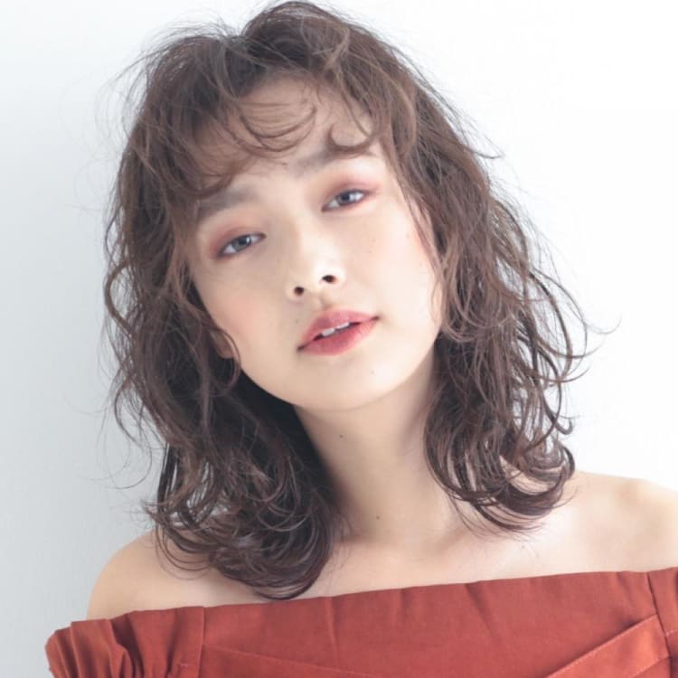 前髪ありの外国人風パーマ 艶を抑えたドライな質感で軽さをプラス ヘアカタログ Ash 新小岩店 Ash 新小岩店 ヘアサロン 美容院 Ash オフィシャルサイト